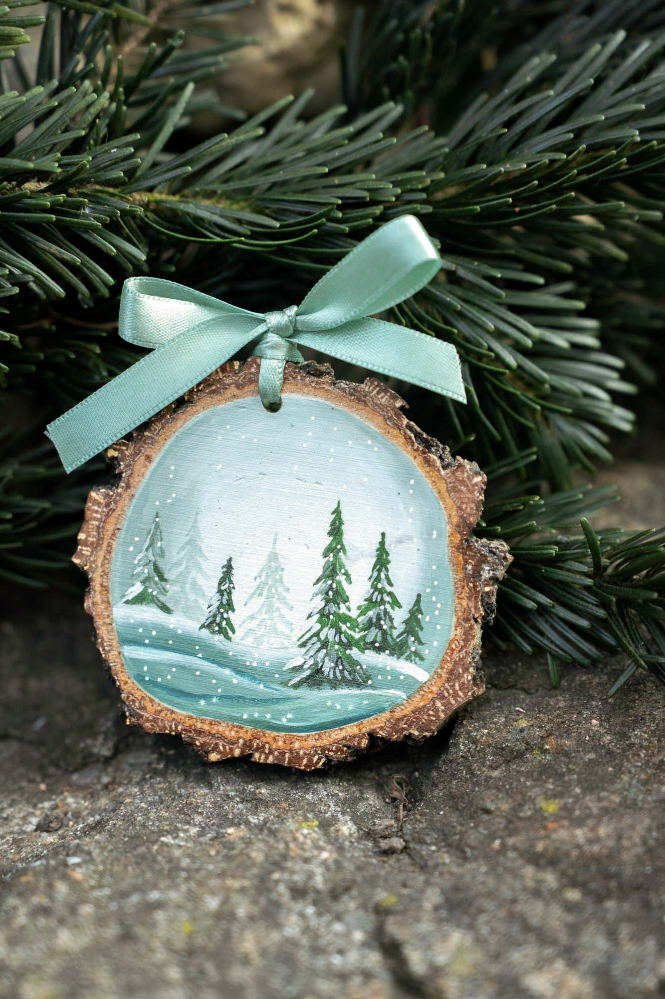 Dřevěná malovaná ozdoba- zimní kouzlo lesa 8-10cm