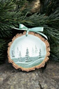 Dřevěná malovaná ozdoba- zimní kouzlo lesa 12-15cm