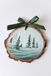 Dřevěná malovaná ozdoba- zimní kouzlo lesa 8-10cm