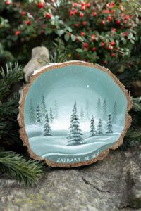 Dřevěný malovaný obrázek- zimní kouzlo lesa cca 20cm s textem