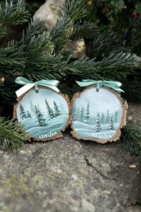 Dřevěná malovaná ozdoba- zimní kouzlo lesa 12-15cm se jménem