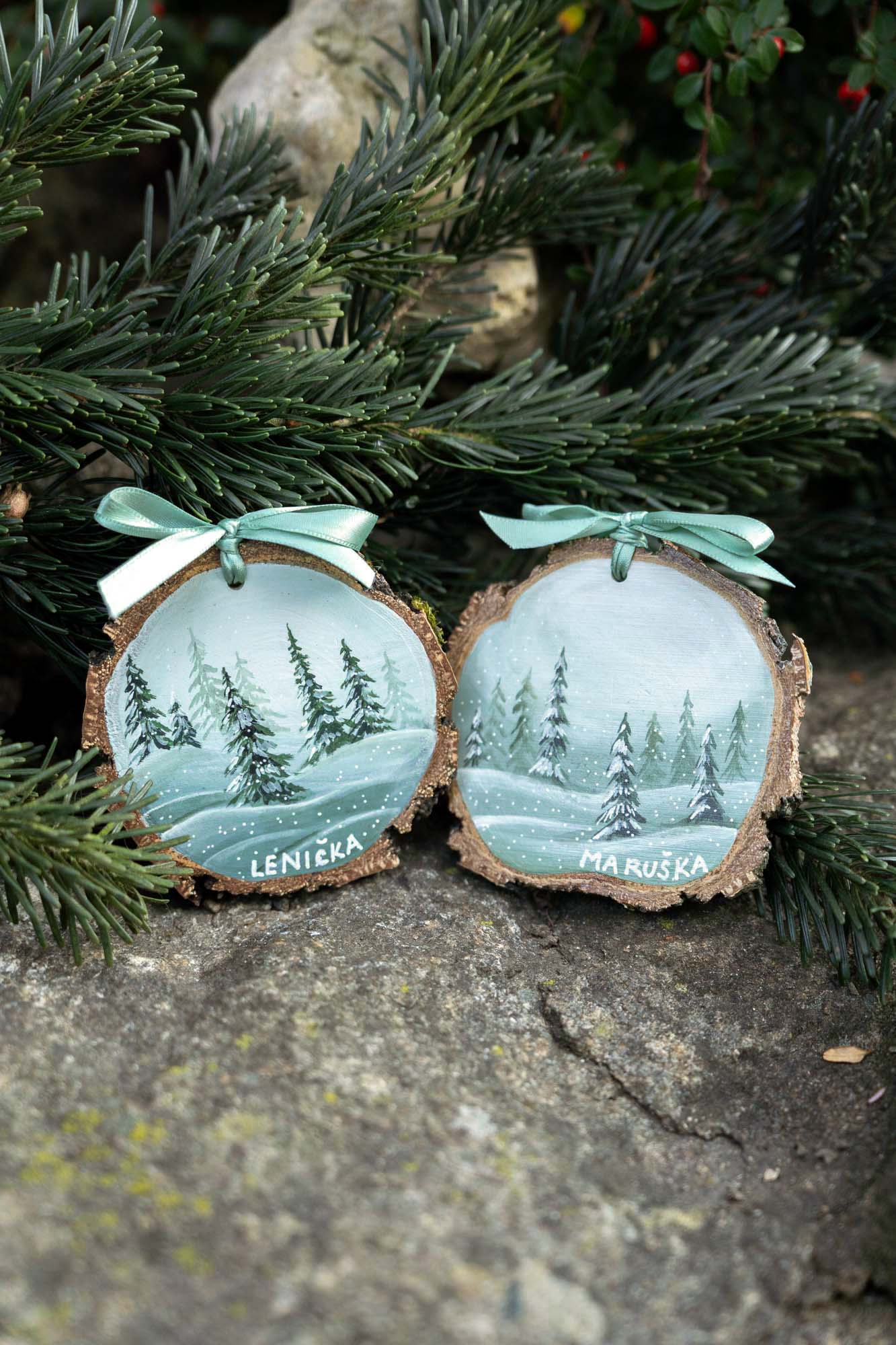 Dřevěná malovaná ozdoba- zimní kouzlo lesa 12-15cm se jménem