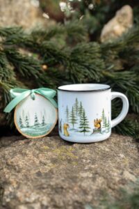 Dárkový set - Kouzlo zimního lesa - keramický hrneček 300ml a malovaná ozoba