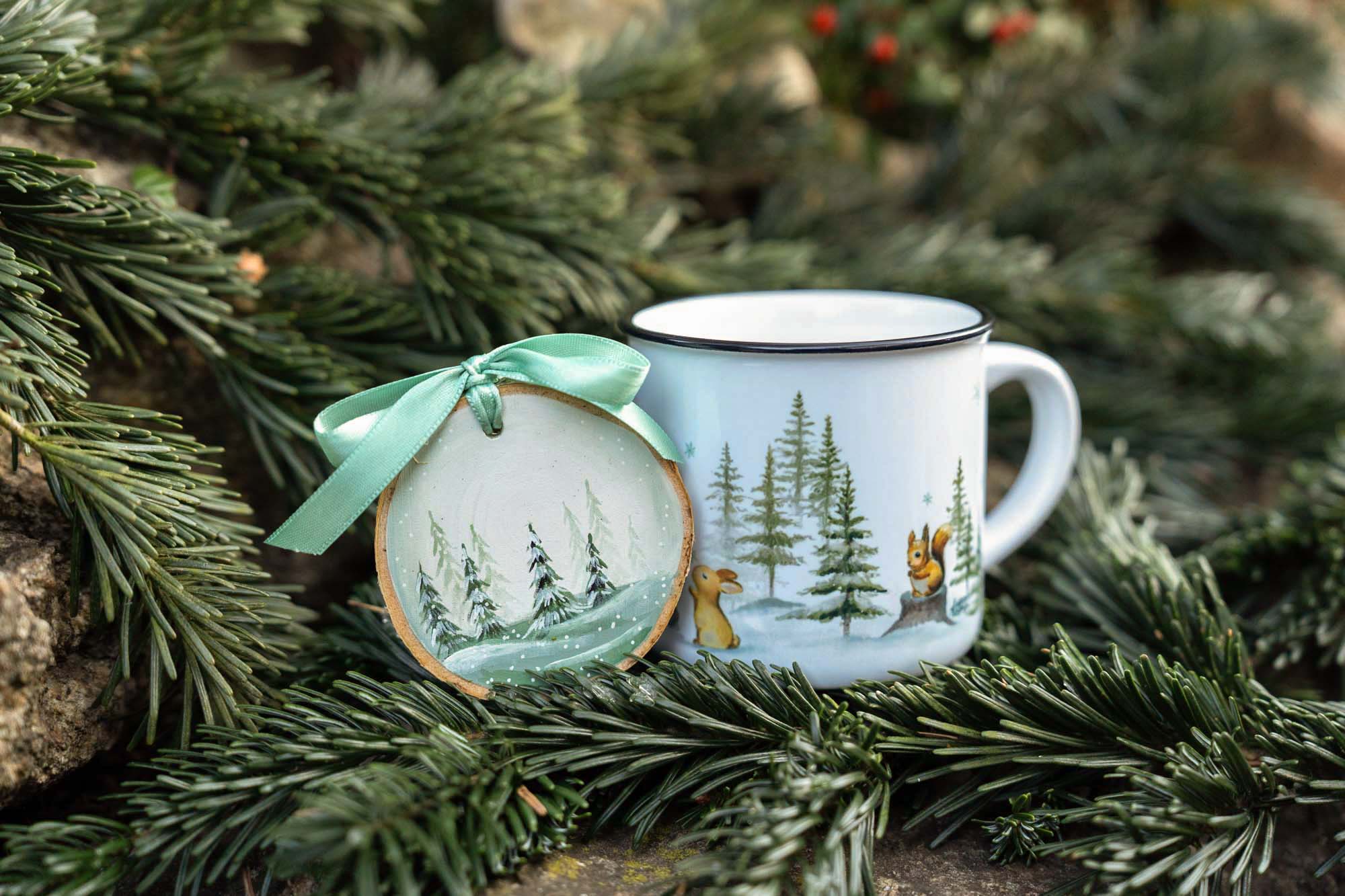 Dárkový set - Kouzlo zimního lesa - keramický hrneček 300ml a malovaná ozoba - Obrázek 3