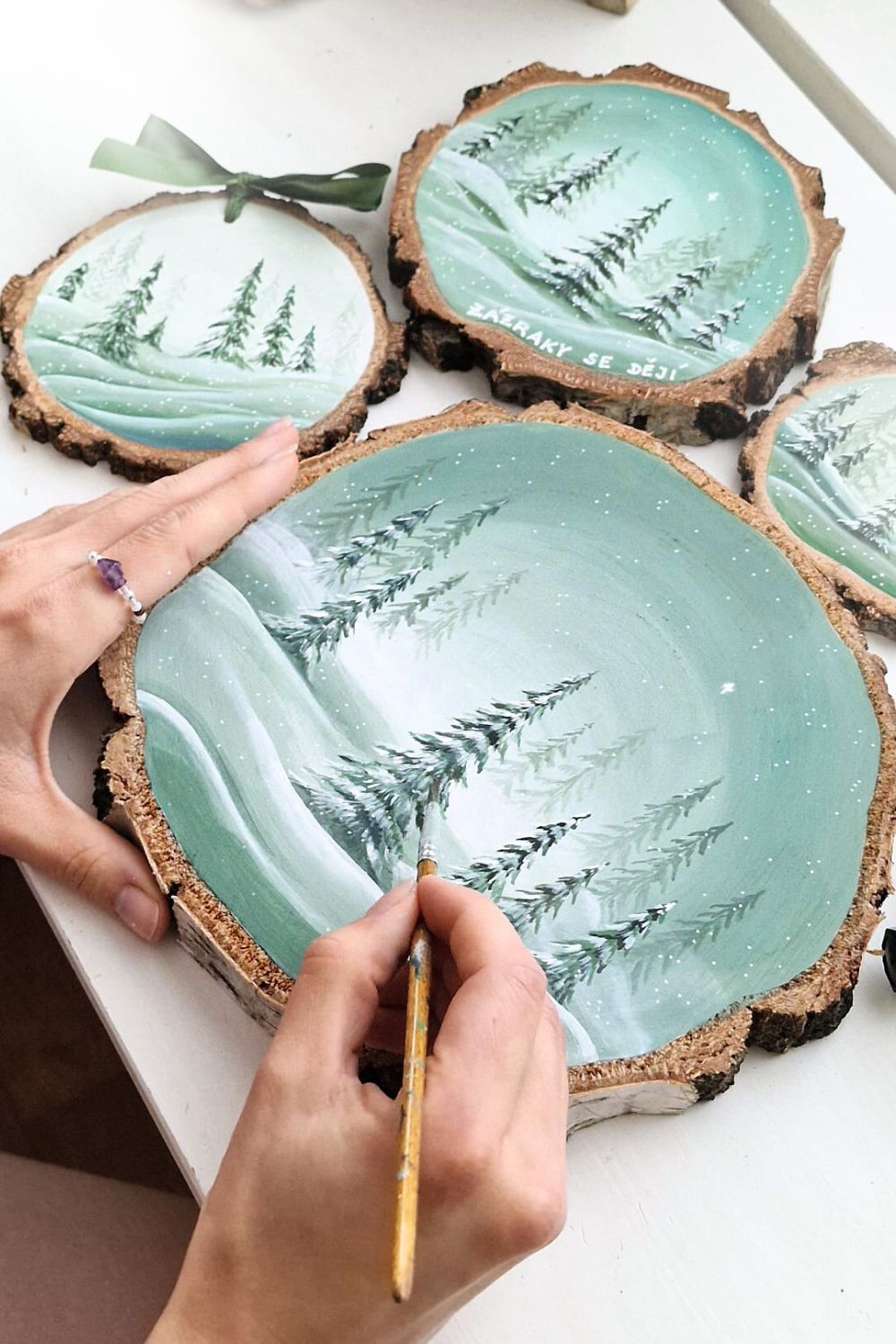 Dřevěný malovaný obrázek- zimní kouzlo lesa cca 20cm - Obrázek 2