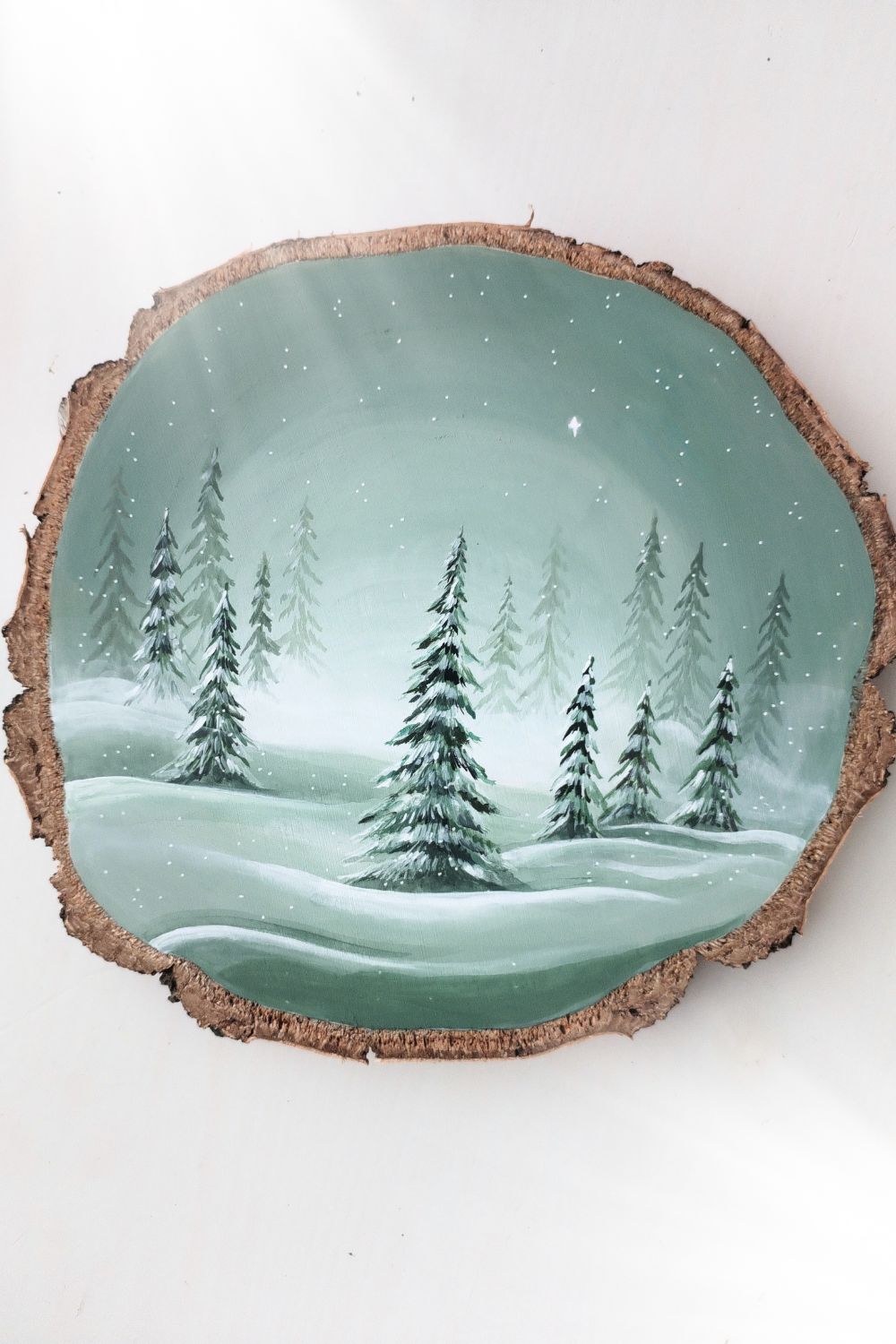 Dřevěný malovaný obrázek- zimní kouzlo lesa cca 20cm