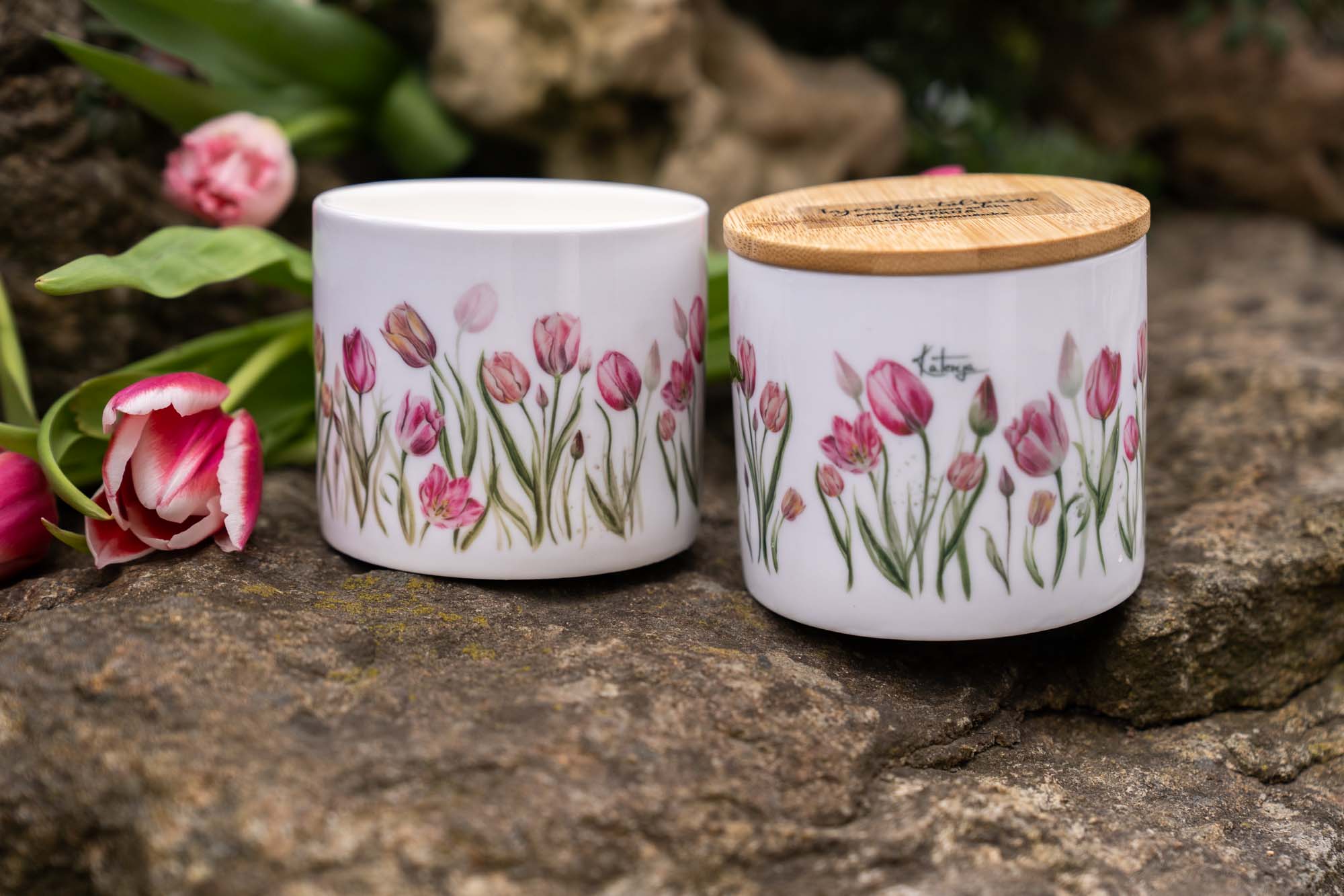 Přírodní sójová svíčka s kamínky růženínu – Tajemství tulipánů - Obrázek 2