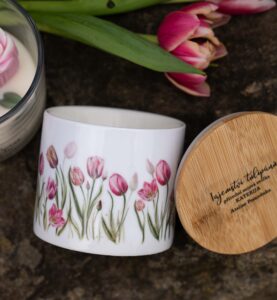 Přírodní sójová svíčka s kamínky růženínu – Tajemství tulipánů
