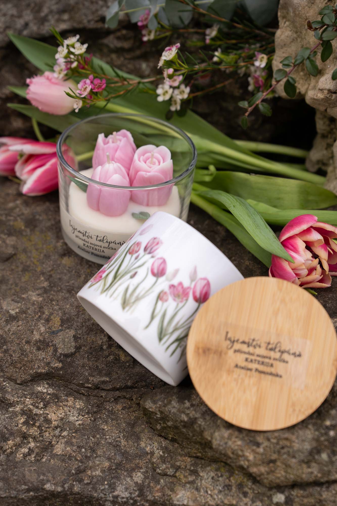 Přírodní sójová svíčka s kamínky růženínu – Tajemství tulipánů - Obrázek 3