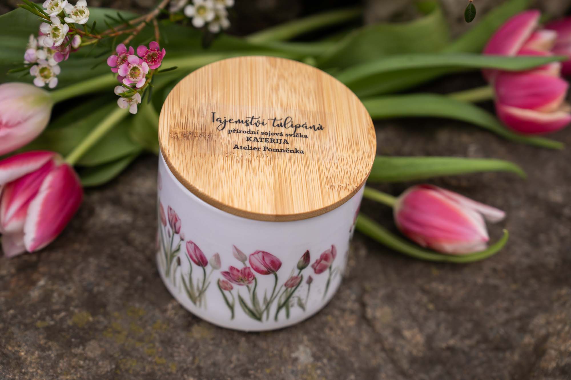Přírodní sójová svíčka s kamínky růženínu – Tajemství tulipánů - Obrázek 5