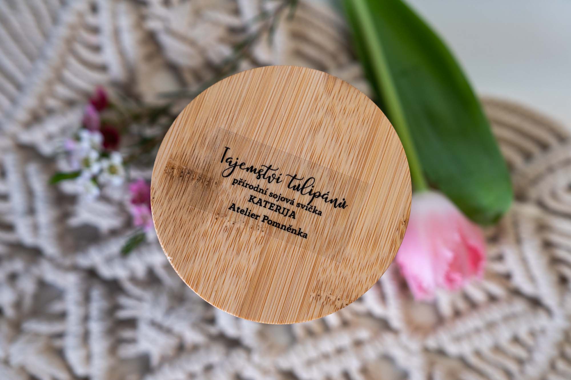 Přírodní sójová svíčka s kamínky růženínu – Tajemství tulipánů - Obrázek 6