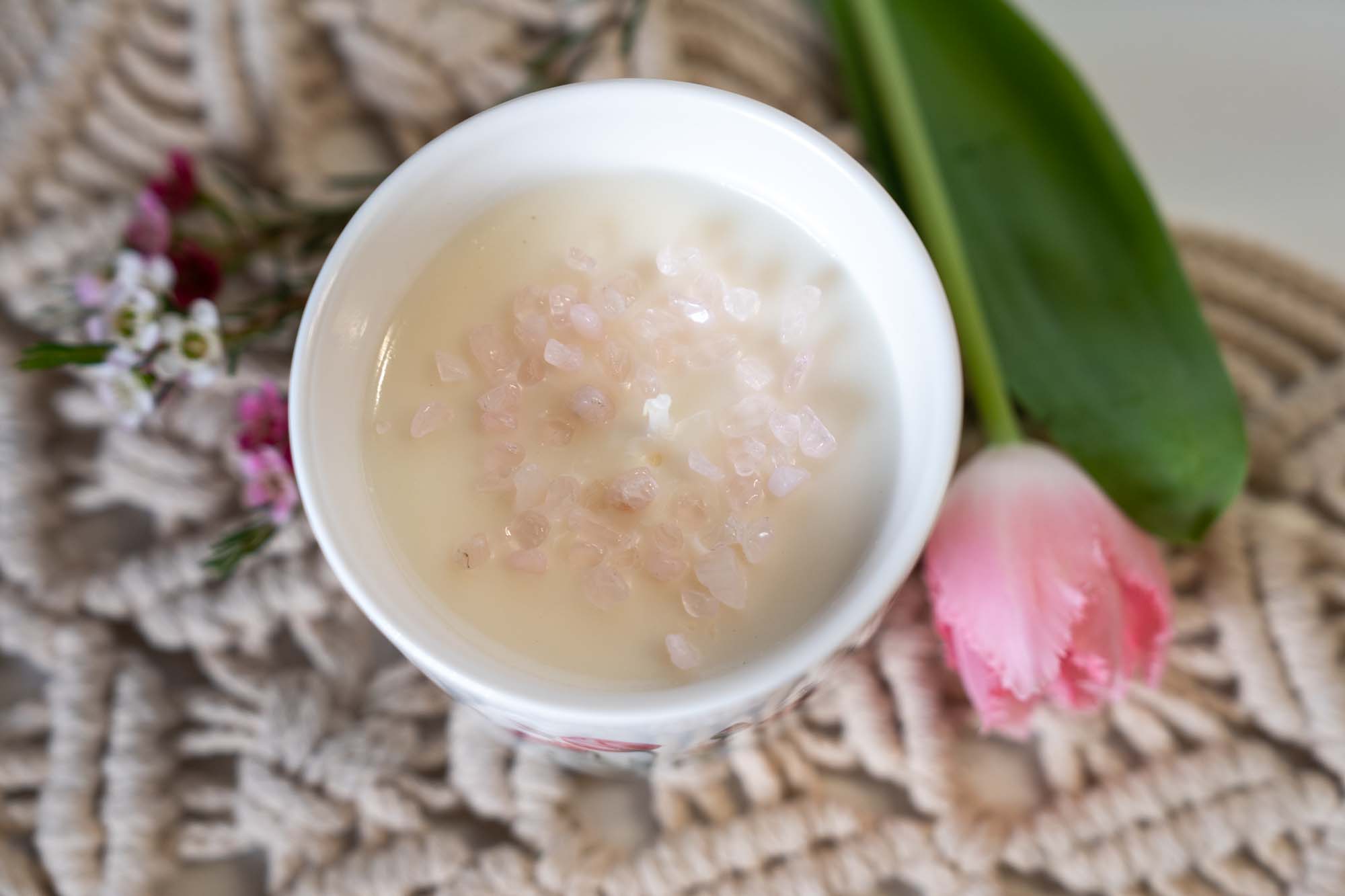 Přírodní sójová svíčka s kamínky růženínu – Tajemství tulipánů - Obrázek 7