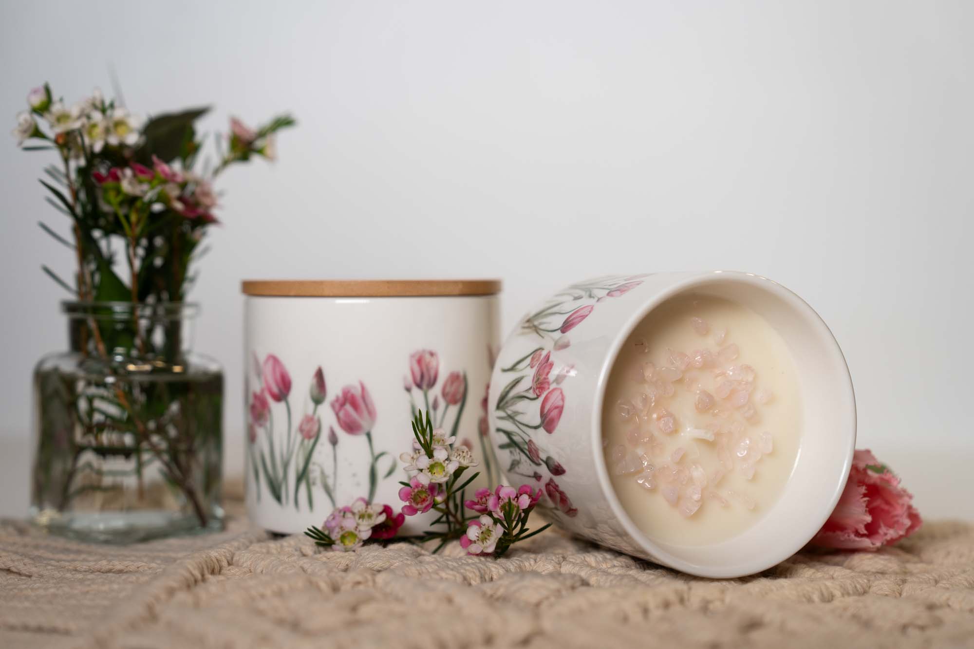 Přírodní sójová svíčka s kamínky růženínu – Tajemství tulipánů - Obrázek 8