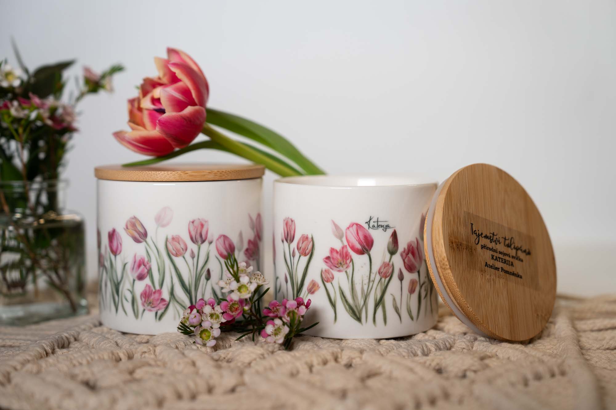 Přírodní sójová svíčka s kamínky růženínu – Tajemství tulipánů - Obrázek 9