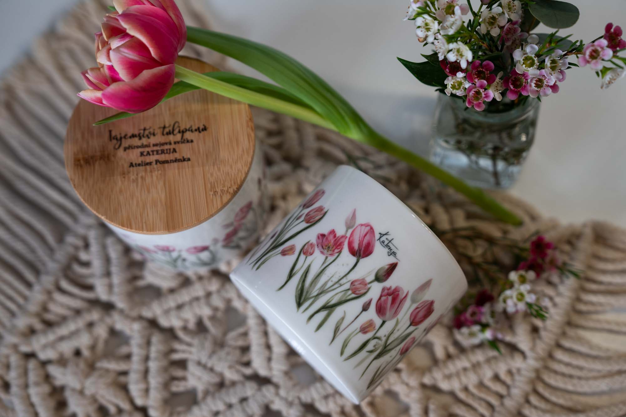 Přírodní sójová svíčka s kamínky růženínu – Tajemství tulipánů - Obrázek 10