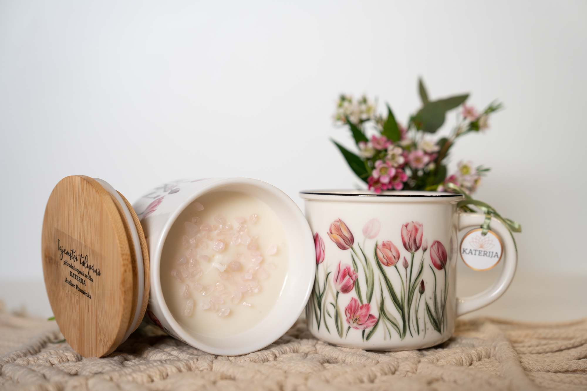 Přírodní sójová svíčka s kamínky růženínu – Tajemství tulipánů - Obrázek 11