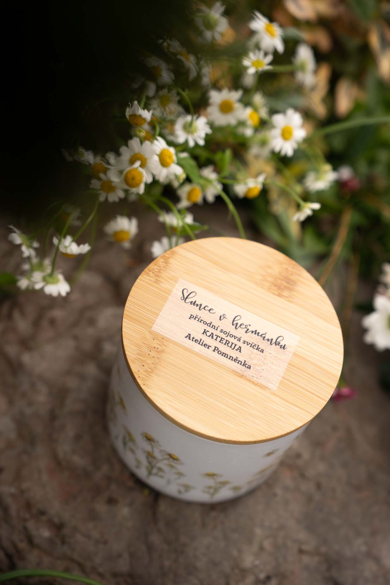 Přírodní sójová svíčka v keramice - Slunce v heřmánku - Obrázek 3