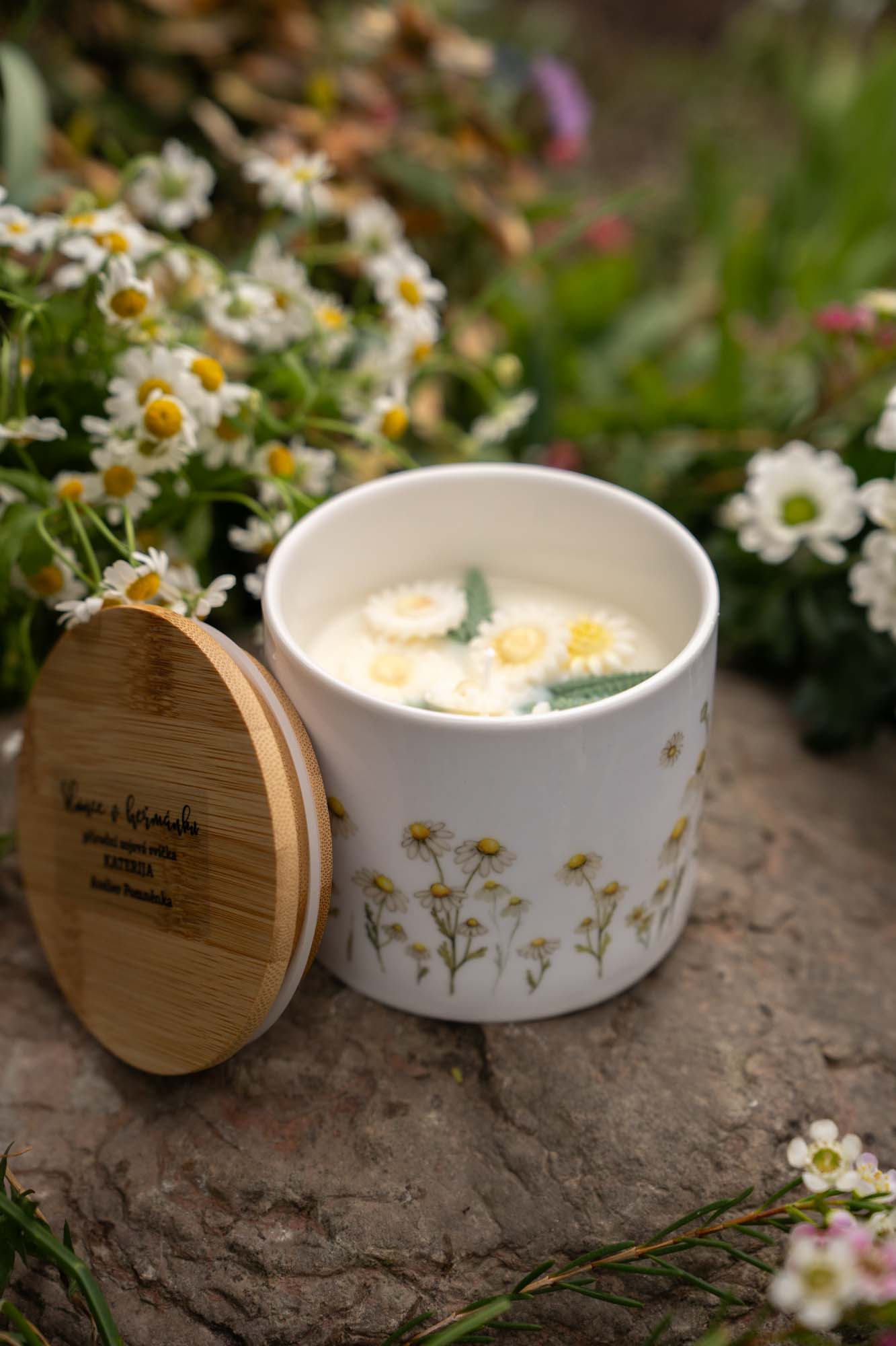 Přírodní sójová svíčka v keramice - Slunce v heřmánku - Obrázek 4