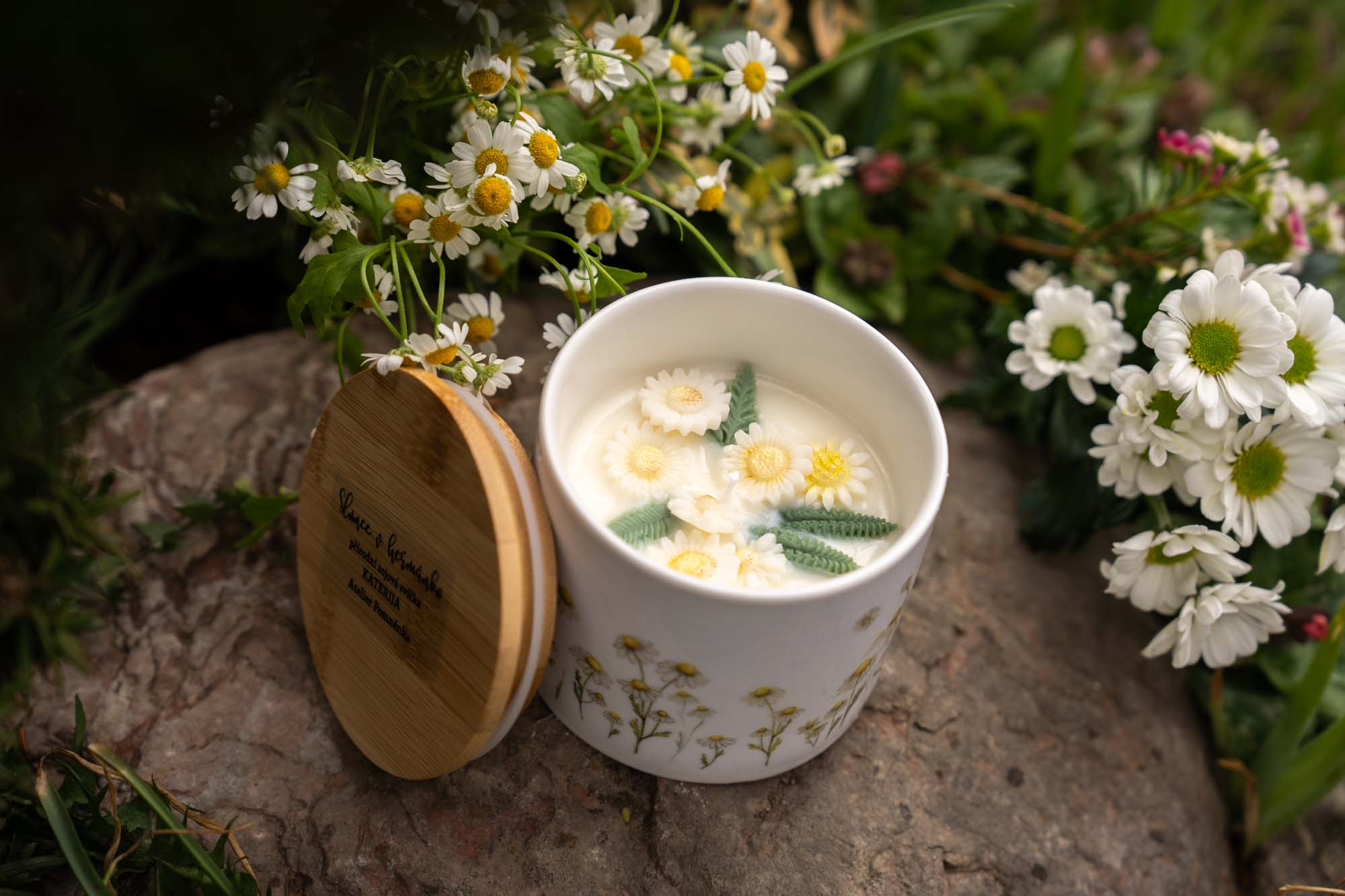 Přírodní sójová svíčka v keramice - Slunce v heřmánku - Obrázek 2