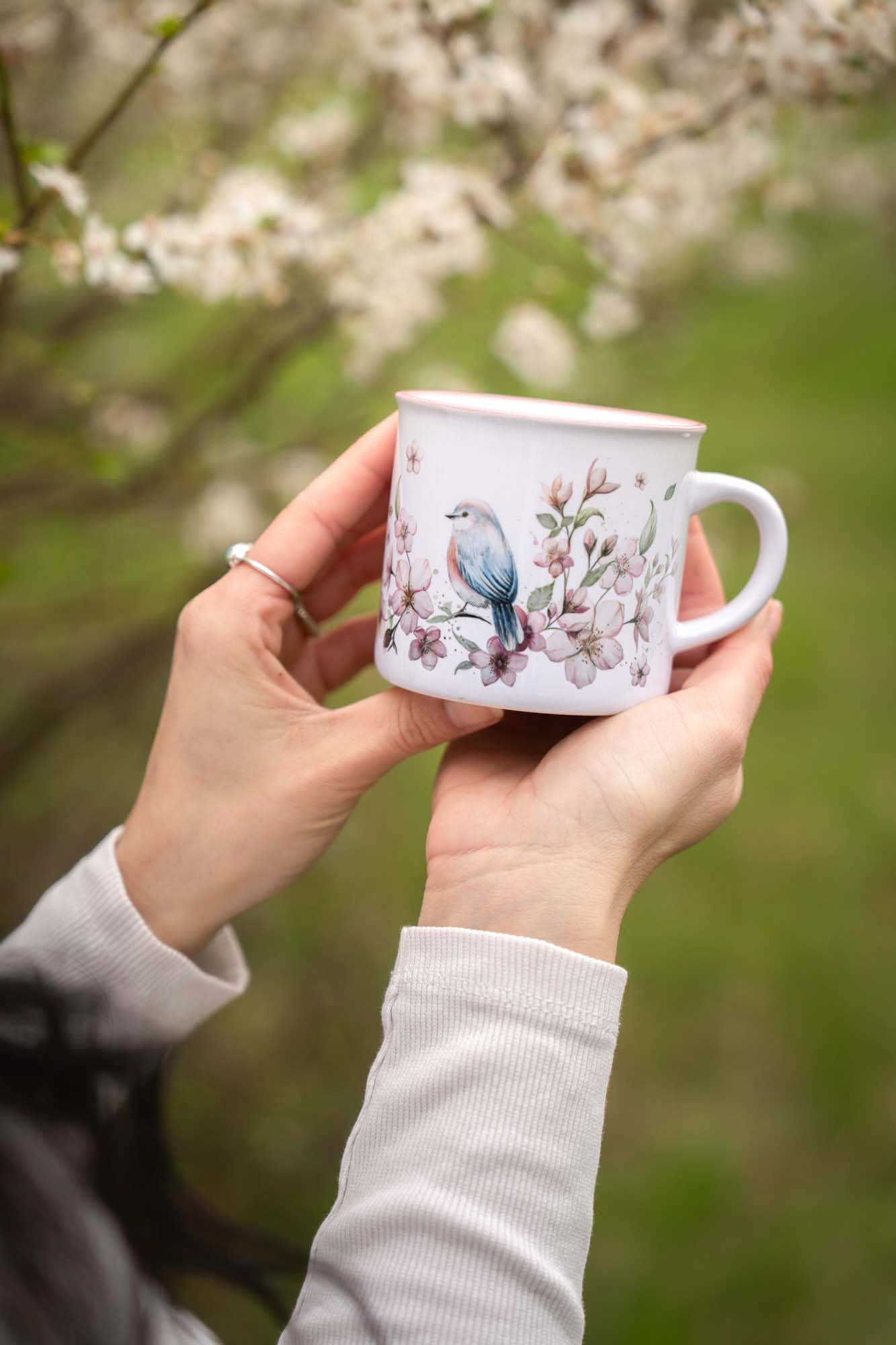 Keramický retro hrnek s růžovým lemem 300ml- Třešňový sad - Obrázek 9