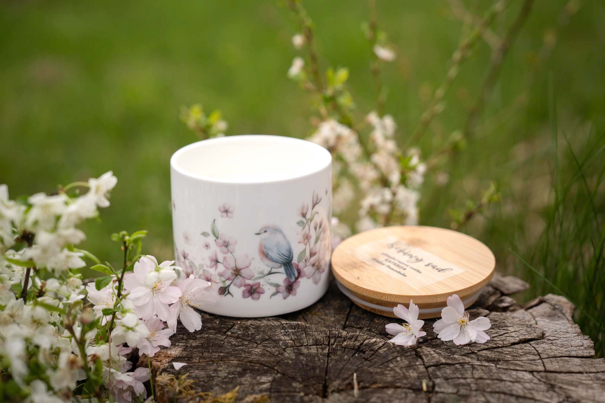 Přírodní sójová svíčka v keramice – Třešňový sad - Obrázek 6