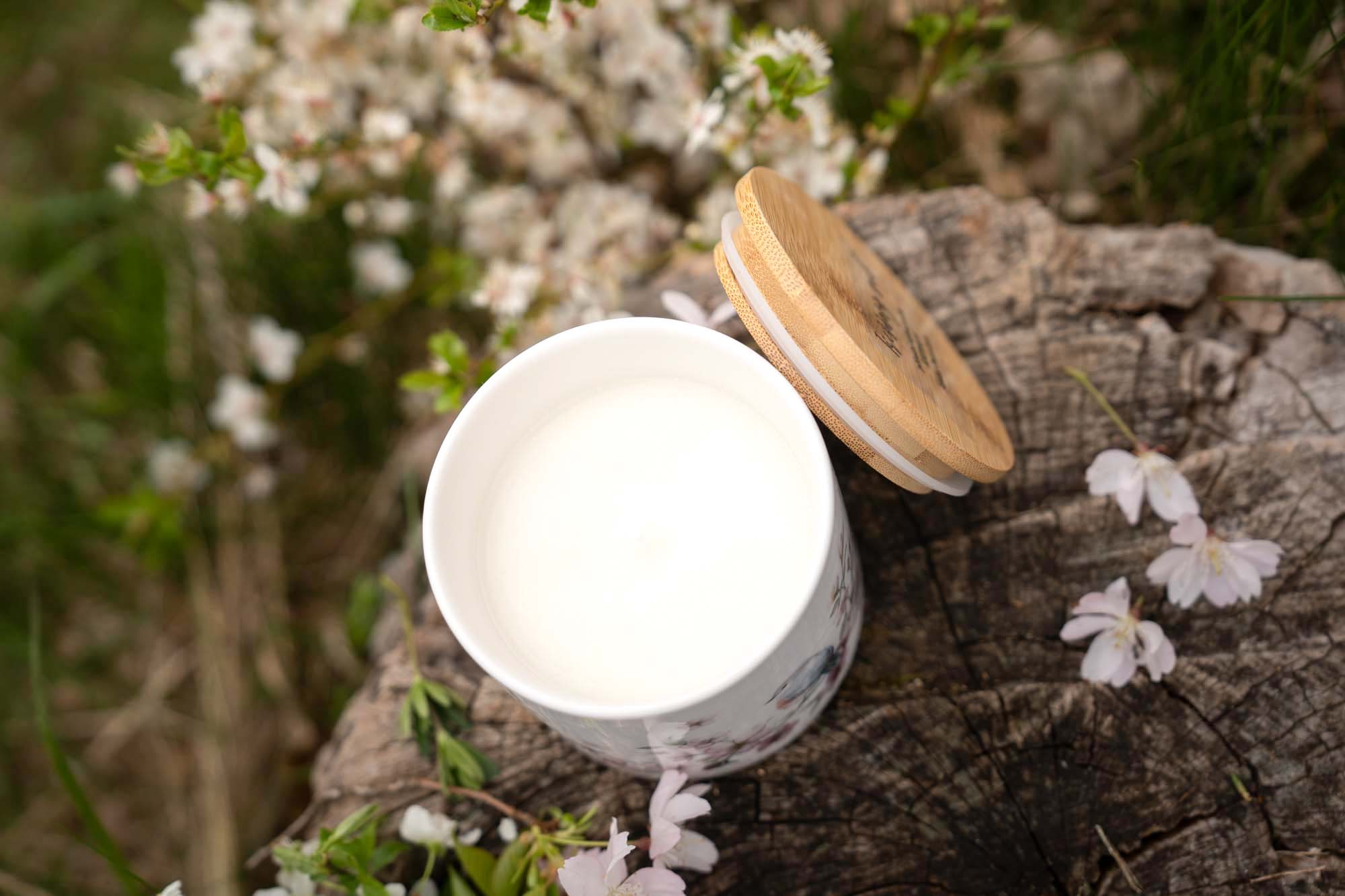 Přírodní sójová svíčka v keramice – Třešňový sad - Obrázek 7