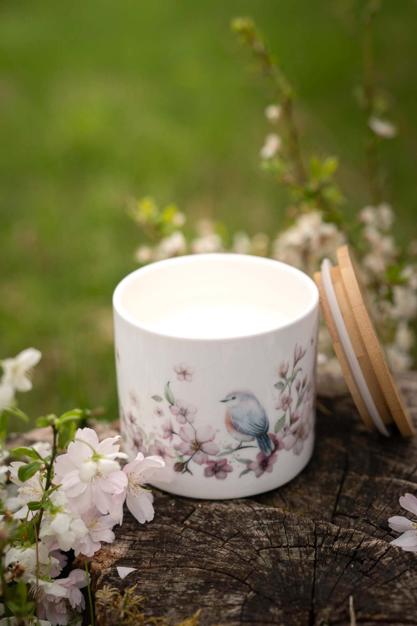 Přírodní sójová svíčka v keramice – Třešňový sad - Obrázek 9