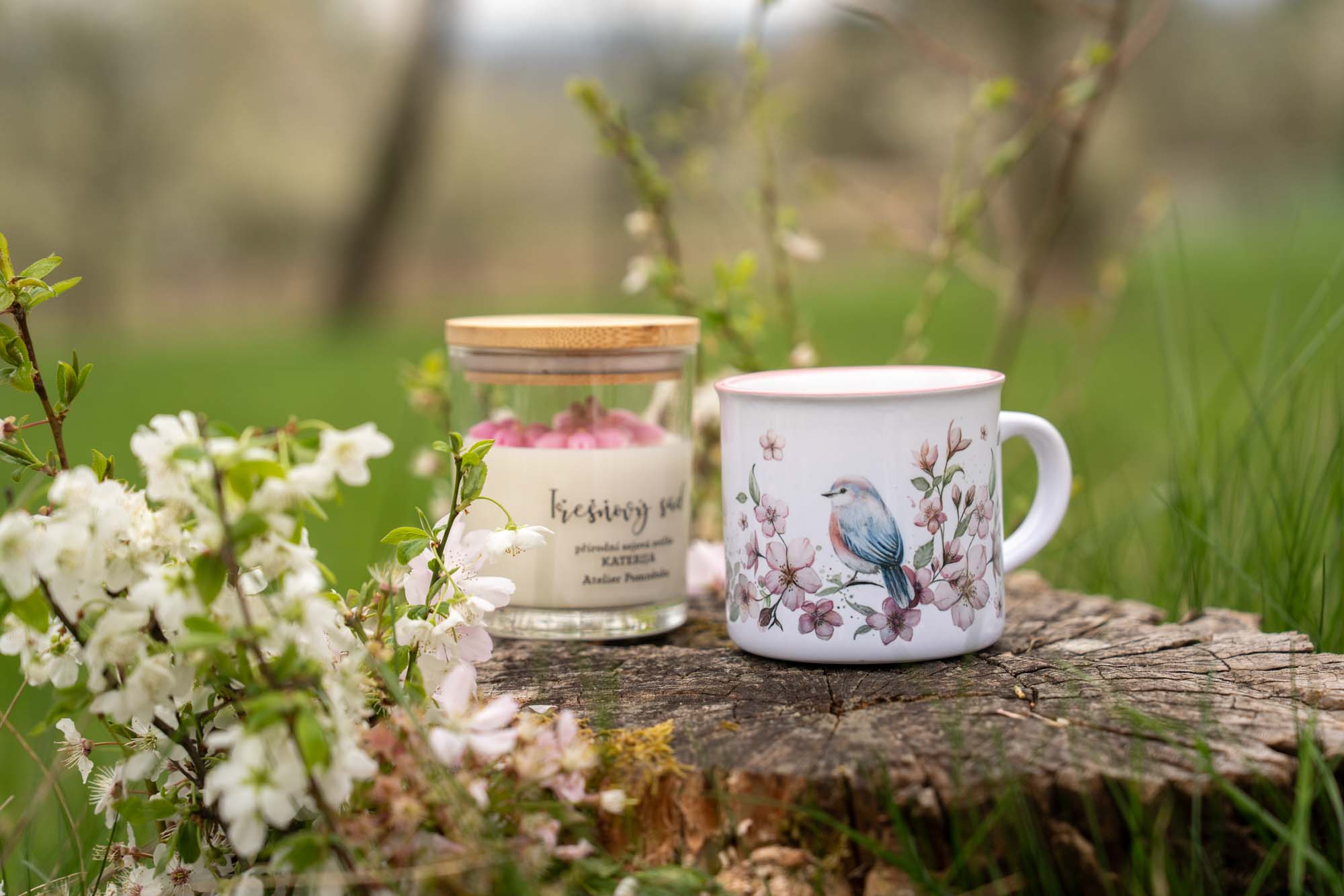 Keramický retro hrnek s růžovým lemem 300ml- Třešňový sad - Obrázek 7