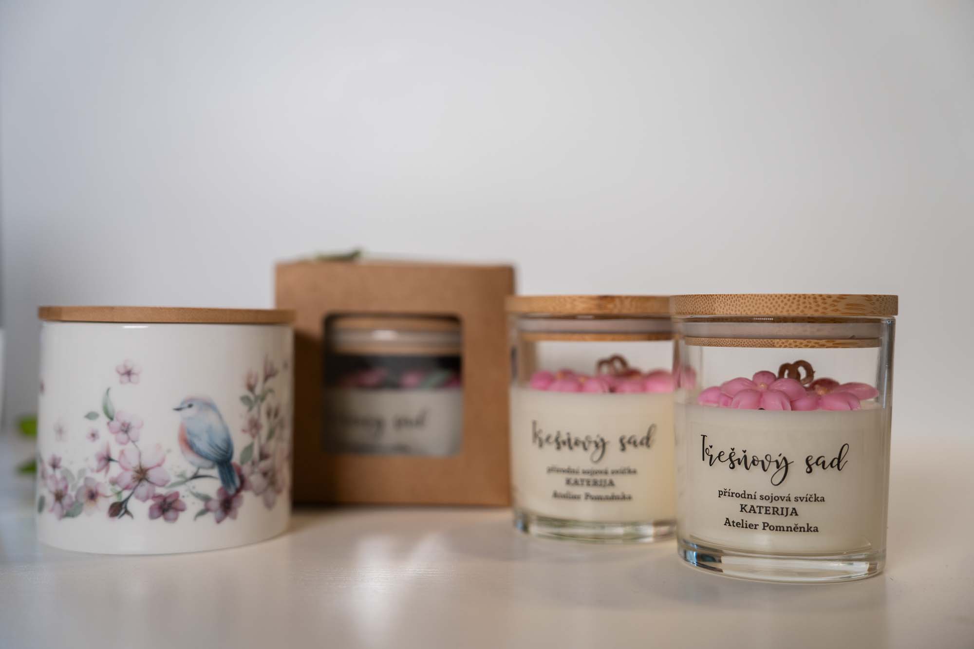 Přírodní sójová svíčka v keramice – Třešňový sad - Obrázek 2