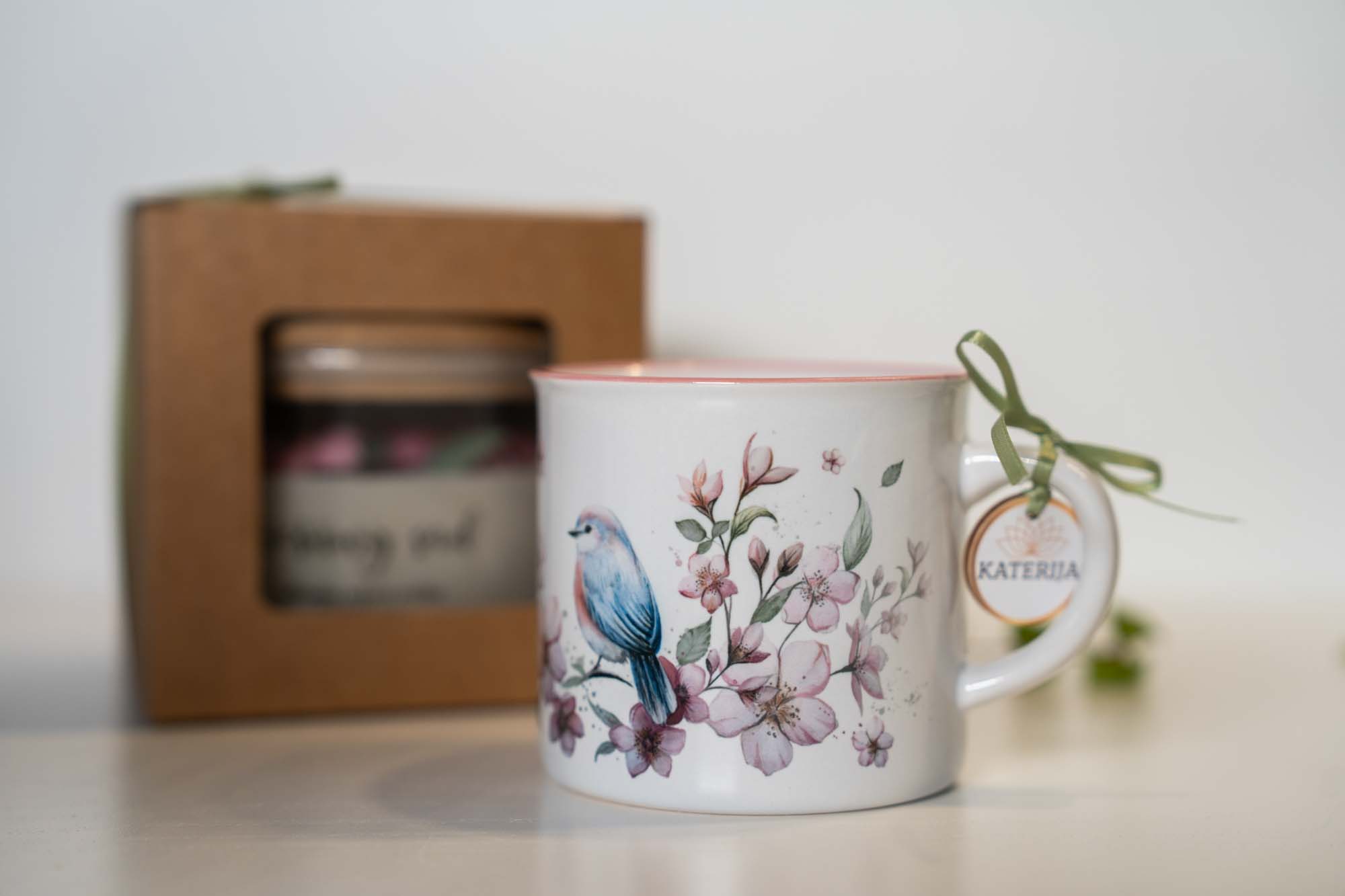 Keramický retro hrnek s růžovým lemem 300ml- Třešňový sad - Obrázek 8