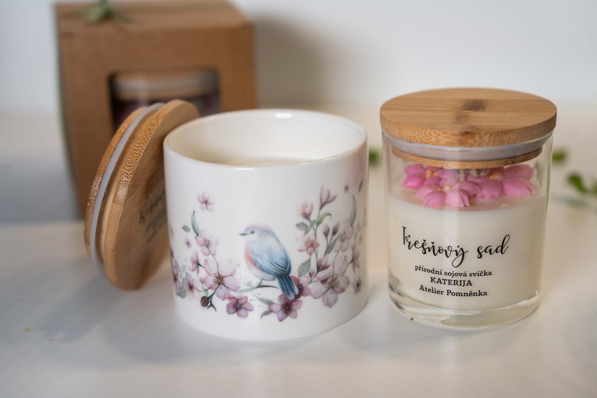 Přírodní sójová svíčka v keramice – Třešňový sad - Obrázek 4