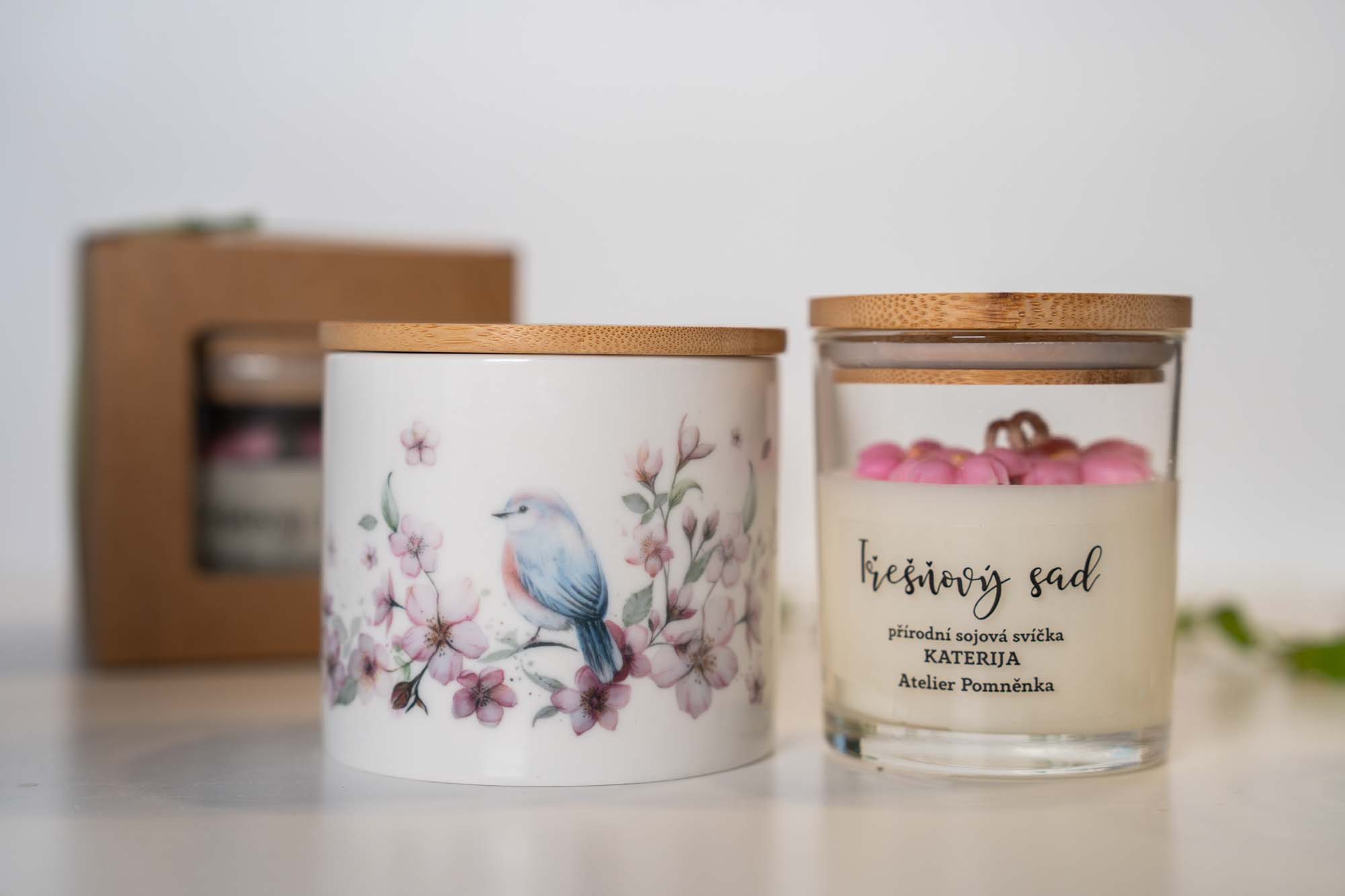 Přírodní sójová svíčka v keramice – Třešňový sad - Obrázek 5