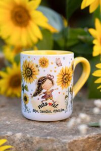 Slunečnicový hrneček se žlutým uchem 325 ml – Srděnka Slunečnicová – Nas♥at – žiju, tančím, dýchám