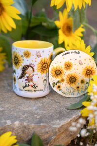 Slunečnicový hrneček se žlutým uchem 325 ml – Srděnka Slunečnicová – Nas♥at – žiju, tančím, dýchám - Obrázek 2